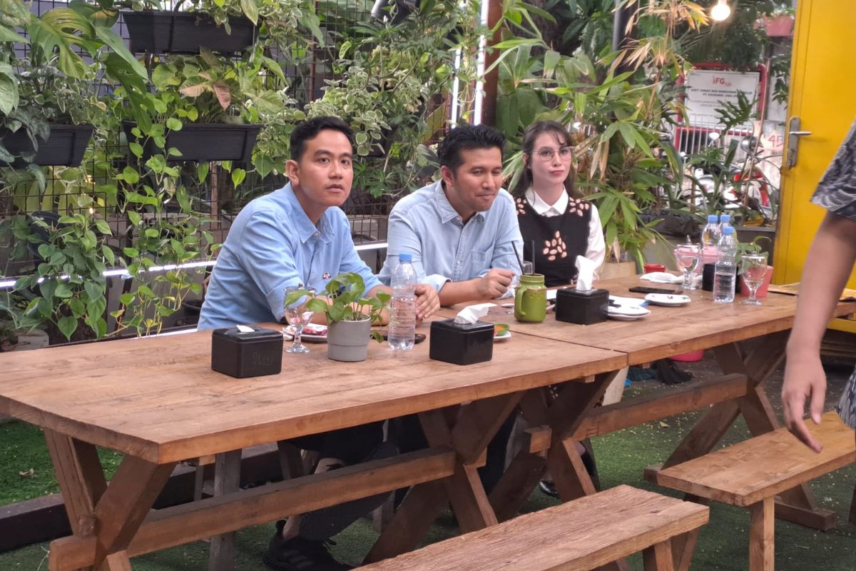Gibran Rakabuming Raka menunjuk Emil Dardak dan Arumi Bachsin sebagai juru bicaranya, dalam jumpa pers di Area 47, Jakarta, Selasa (14/11/2023). 