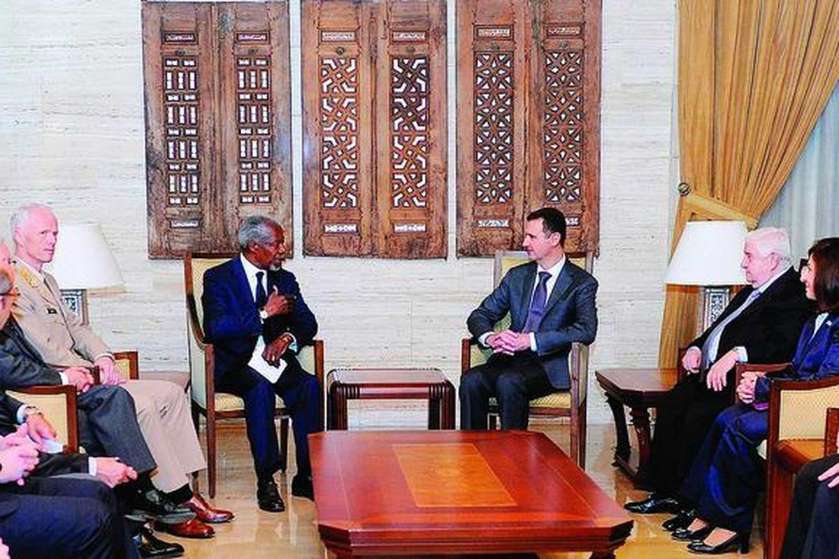 Utusan khusus Perserikatan Bangsa-Bangsa dan Liga Arab untuk Suriah, Kofi Annan, bertemu dengan Presiden Suriah  Bashar al-Assad, yang masing-masing didampingi Ketua Tim Pemantau PBB Jenderal Robert Mood (kiri) dan Menteri Luar Negeri Suriah Walid Muallem (kanan), di Damaskus, Selasa (29/5). Annan mengunjungi Damaskus setelah terjadi insiden di Houla yang menewaskan lebih dari 100 orang dan mengundang kecaman dunia internasional.