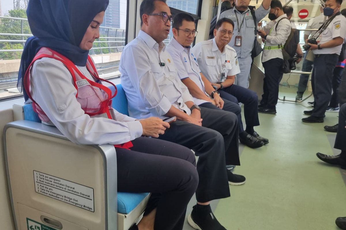 Menteri Perhubungan Budi Karya Sumadi dan Direktur Utama PT Kereta Api Indonesia (Persero) Didiek Hartantyo memulai uji coba operasional terbatas LRT Jabodebek yang perdana dilakukan hari ini, Rabu (12/7/2023).