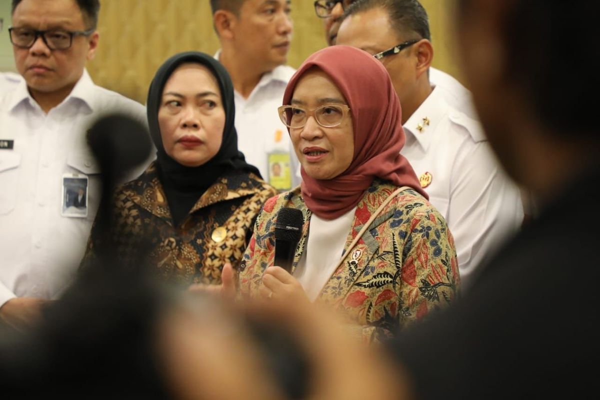 Menteri Pendayagunaan Aparatur Negara dan Reformasi Birokrasi (PANRB) Rini Widyantini bersama Menteri Imigrasi dan Pemasyarakatan Agus Andrianto melakukan peninjauan ke sejumlah layanan di Bandara Internasional Ngurah Rai, Bali, Selasa (5/8/2025).