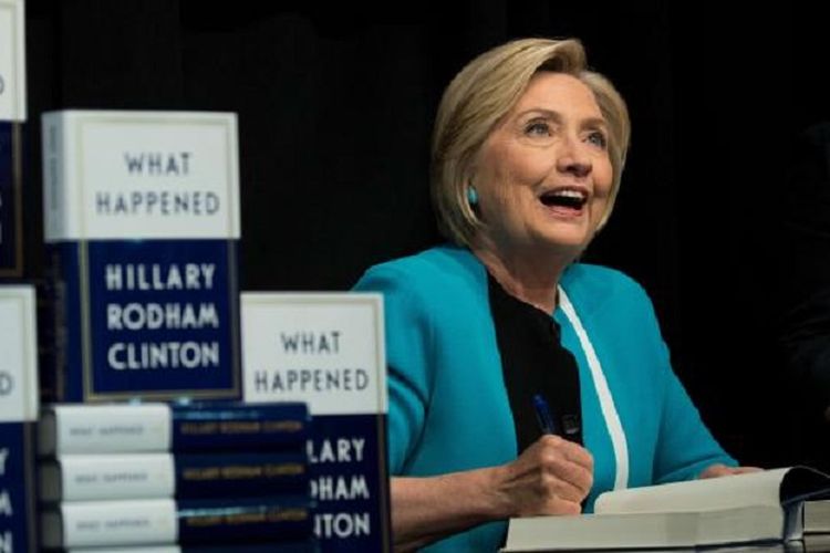 Hillary Clinton menandatangani memoarnya yang berjudul What Happened