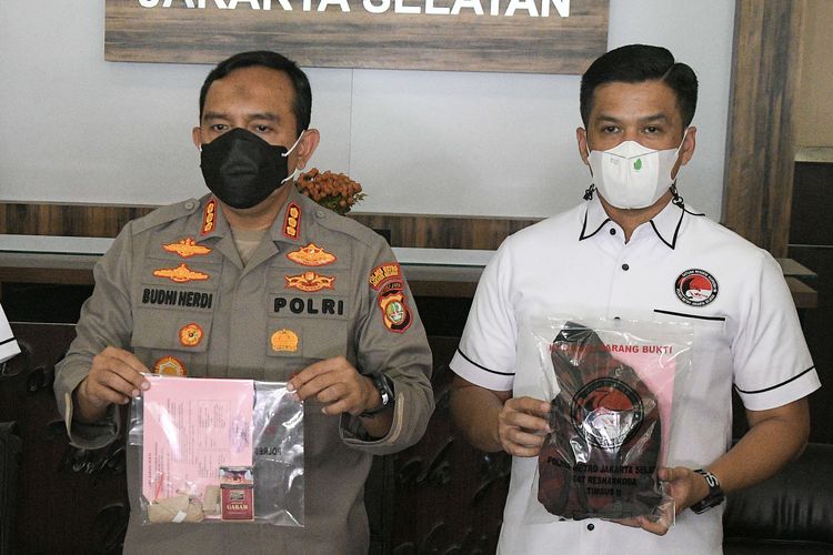 Kapolres Metro Jakarta Selatan Kombes Pol Budhi Herdi (kiri) dan anggota jajarannya menunjukkan barang bukti saat konferensi pers kasus narkoba dengan tersangka gitaris band Geisha, Roby di Polres Metro Jakarta Selatan, Senin (21/3/2022). Roby ditangkap bersama asistennya berinisial Aj di studio musik dengan barang bukti delapan gram ganja pada Sabtu (19/3/2022).