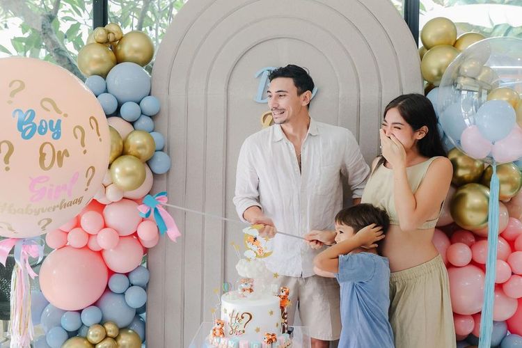 Artis Jessica Iskandar dan suaminya, Vincent Verhaag, menggelar acara gender reveal anak kedua.
