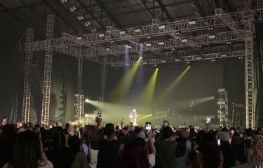 Penyanyi Keshi memetik gitar saat tampil di hari pertama konser bertajuk Hell/Heaven Asia Tour 2022 di Basket Hall Senayan, GBK, Senin (28/11/2022).
