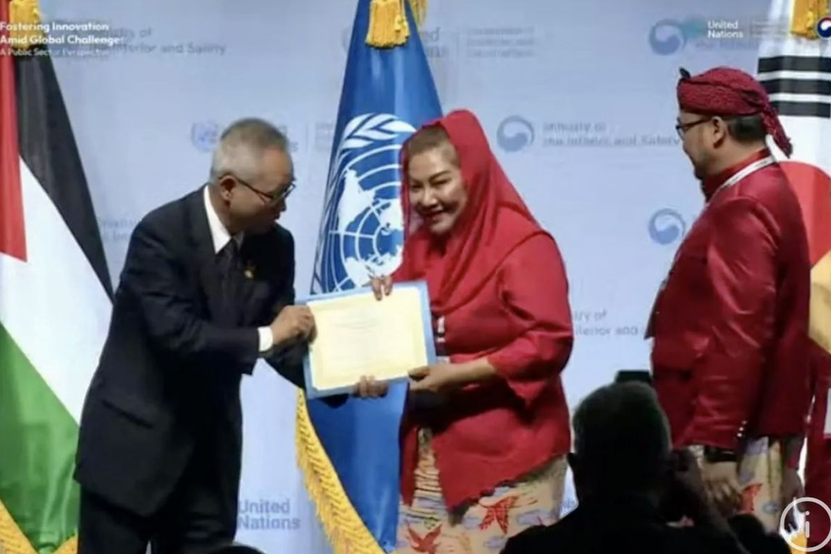 Wali Kota Semarang Hevearita Gunaryanti Rahayu, didampingi Kepala Dinas Kesehatan Kota Semarang dr. Abdul Hakam menerima penghargaan 2024 United Nation Public Service Award, di Incheon, Korea Selatan, Rabu (26/6/2024)