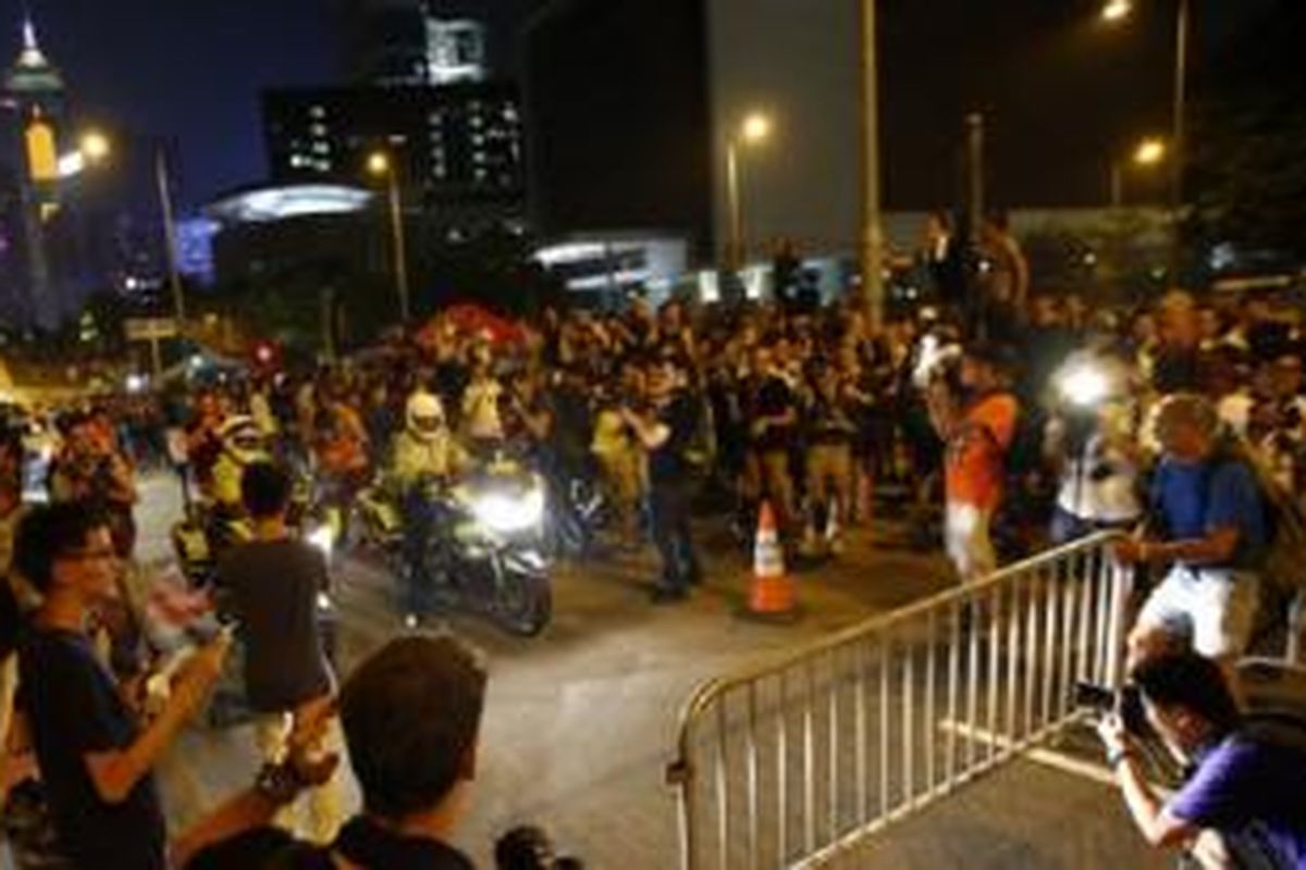 Para demonstran berusaha memblokade jalanan menuju kantor pemimpin eksekutif Hongkong Leung Chun-ying (2/10/2014).