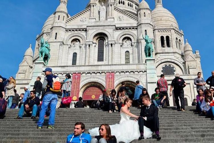 Basillica Sacre Coeur yang anggun menjadi tempat favorit wisatawan, termasuk pasangan yang akan menikah.