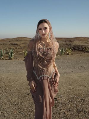 Totalitas Mahalini di Marrakech! Berbalut gaun Diana Couter desainer BLACKPINK, ia tampil memukau meski suhu 5°C. Intip detailnya.