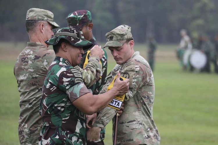 Panglima TNI Jenderal Andika Perkasa dan Komandan Jenderal Angkatan Darat AS Jenderal Charles Flynn memasangkan lencana peserta latihan tempur gabungan tahunan di Baturaja, Sumatera Selatan, Rabu (3/8/2022).