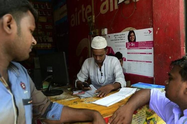 Ponsel telah menjadi bagian dalam kehidupan masyarakat di Bangladesh, namun sejumlah sekolah keagamaan masih menentang penggunaannya oleh para siswa.