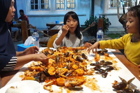 Di Bengkulu, Sebuah Restoran Tawarkan Makan Seafood Mulai Rp 30.000