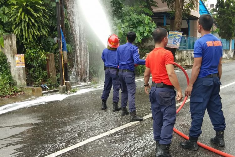 Tim Rescue Damkar Pekanbaru melakukan evakuasi sebuah sarang tawon di pinggir Jalan Tanjung Datuk, Kecamatan Limapuluh, Pekanbaru, Riau, Senin (11/2/2019). 