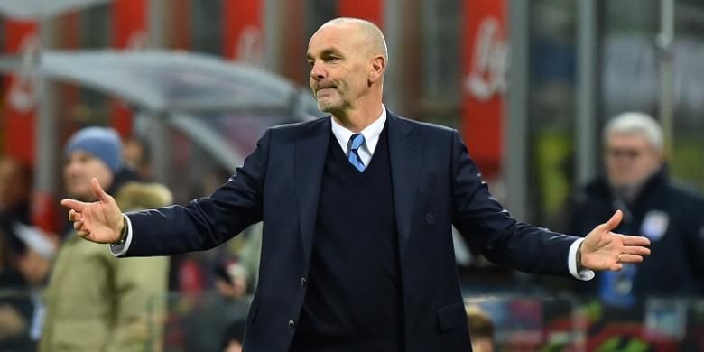 Pelatih Inter Milan, Stefano Pioli, saat mendampingi timnya dalam laga Serie A kontra Chievo Verona, 14 Januari 2017.