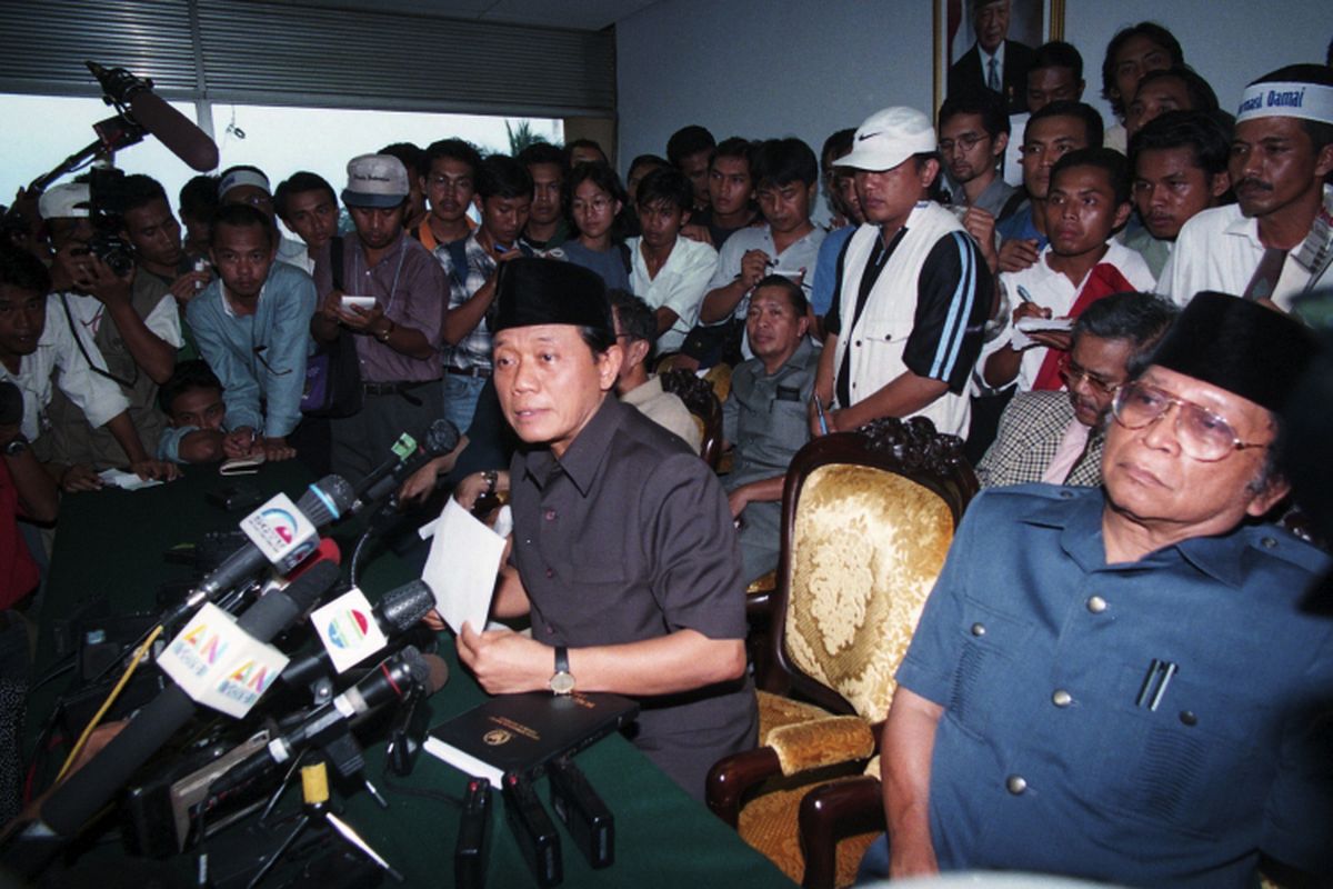 Pimpinan DPR yang terdiri dari Ketua Harmoko, Wakil Ketua Ismail Hasan Metareum, Syarwan Hamid, Abdul Gafur dan  Fatimah Achmad (tidak nampak) di Gedung DPR, Senin (18/5/1998), membuat pernyataan  mengimbau Presiden Soeharto mengundurkan diri.