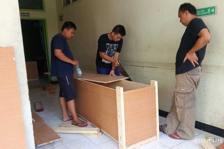 Petugas Instalasi Pemulasaraan Jenazah RSUD Soekardjo Kota Tasikmalaya sedang membuat peti mayat covid-19 khusus bagi jenazah yang beragama Islam supaya mudah dihadapkan ke kiblat saat penguburan, Senin (20/4/2020).