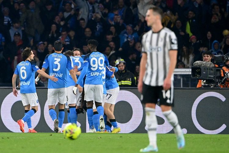 Pemain Napoli merayakan gol ke gawang Juventus dalam laga pembuka pekan ke-18 Liga Italia musim 2022-2023. Laga Napoli vs Juventus yang digelar di Stadion Diedo Armando Maradona, Naples, Italia, pada Sabtu (14/1/2023) dini hari WIB itu berakhir dengan skor 5-1 untuk kemenangan tim tuan rumah. Kini, Napoli semakin perkasa di puncak klasemen Liga Italia dengan keunggulan 10 angka atas AC Milan dan Juventus.