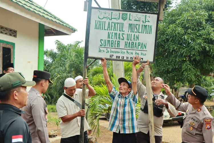 Sejumlah anggota Khilafatul Muslimin, Kaur, Bengkulu berikrar setia pada NKRI dan membunarkan diri secara sukarela di hadapan unsur pimpinan daerah Kabupaten Kaur, Bengkulu