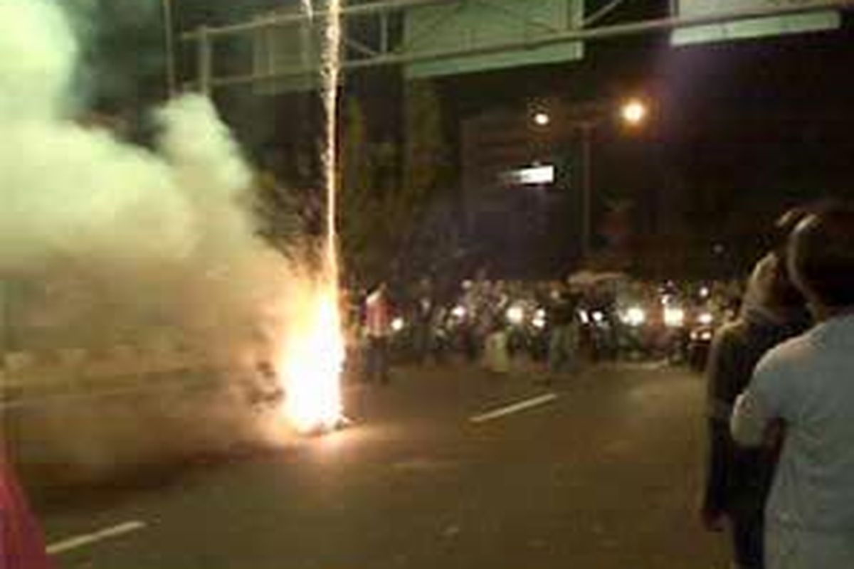 Pengendara jalan yang melalui Jl Matraman Raya terpaksa berhenti karena atraksi malam takbiran berupa penyalaan kembang api oleh warga Kebon Manggis 3, Matraman, Selasa (30/9) malam.