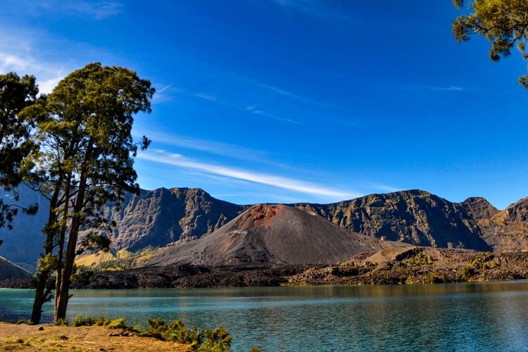 Pesona Danau Segara Anak dan Gunung Baru Jari di Gunung Rinjani.