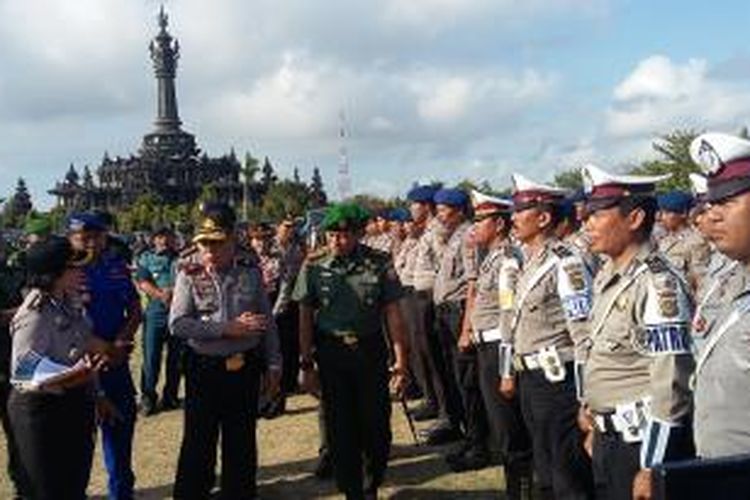 Wakapolda Bali Brigjen Pol Nyoman Suryasta dan Danrem 163/Wirasatya Kolonel Infantri I Nyoman Cantiasa saat pengecekan pasukan gabungan. 