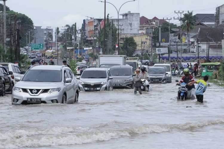 Kondisi jalan R Soekamto Palembang tergenang banjir setelah diguyur hujan selama satu malam. Akibatnya, banyak kendaraan yang mogok akibat terendam air, Kamis (6/10/2022).