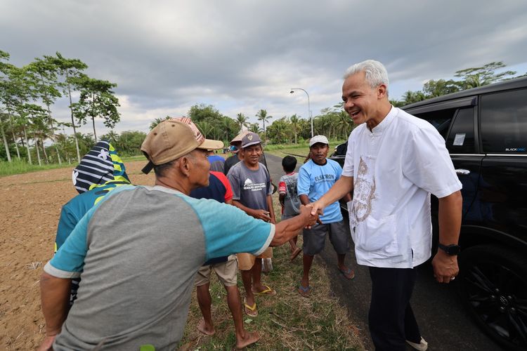 Para petani di Magelang menghadang dan menghentikan mobil yang membawa Capres 2024 nomor urut 3 (Ganjar Pranowo) untuk mengadu soal sulitnya mendapatkan air irigasi. 