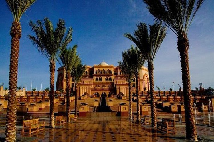 Emirates Palace merupakan hotel mewah berbintang tujuh yang berlokasi di Abu Dhabi, UEA dan dimiliki oleh pemerintah kota Abu Dhabi.