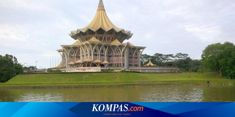 Sakitnya Tuh Di Sini Terdengar Di Kuching Waterfront Sarawak