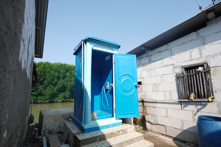 Toilet umum di Kampung Muara Beting, Muaragembong, Kabupaten Bekasi, Jawa Barat.
