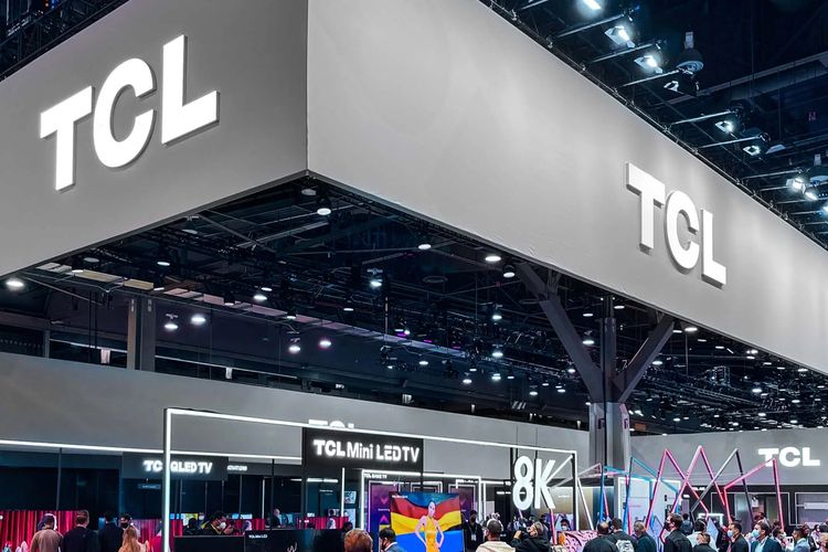 Booth TCL di sebuah pameran elektronik.