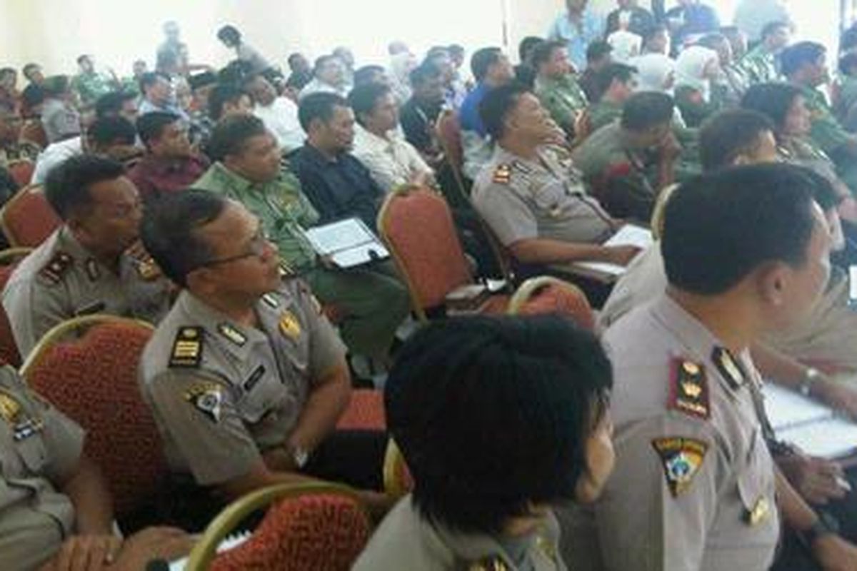 Suasana dialog antara polisi, pengelola SPBU, dan eksekutif Depok, Senin (12/3/2012), di Markas Polres Kota Depok.