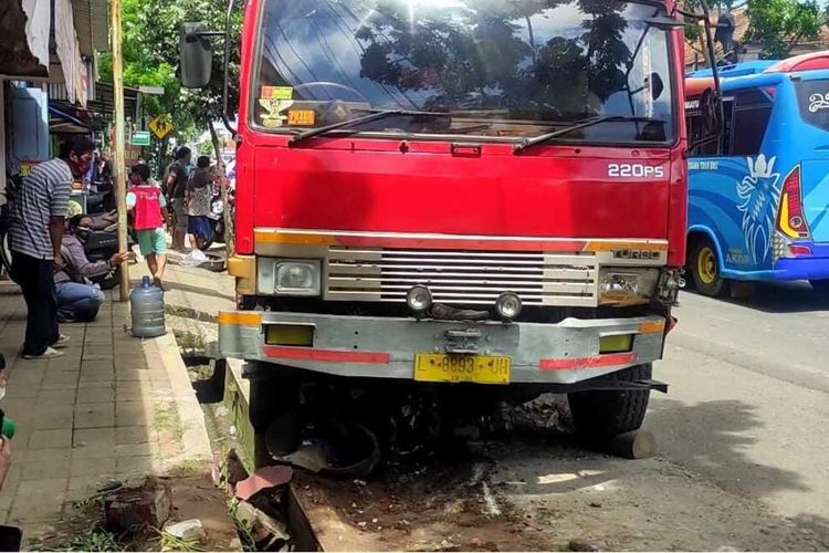 Kecelakaan karambol yang melibatkan truk, mobil, dan sepeda motor di di depan Pasar Cilongok, Kabupaten Banyumas, Jawa Tengah, Rabu (8/12/2021) pagi.