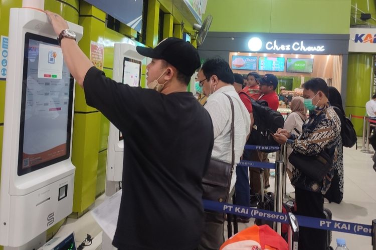 Foto Periksa Tiket Pakai Pindai Wajah Di Stasiun Gambir Penumpang