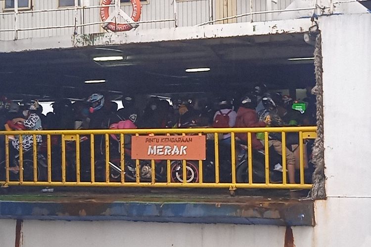 Para pemudik bersepeda motor menunggu kapal bersandar di Dermaga 1 Pelabuhan Bakauheni, Minggu (1/5/2022).
