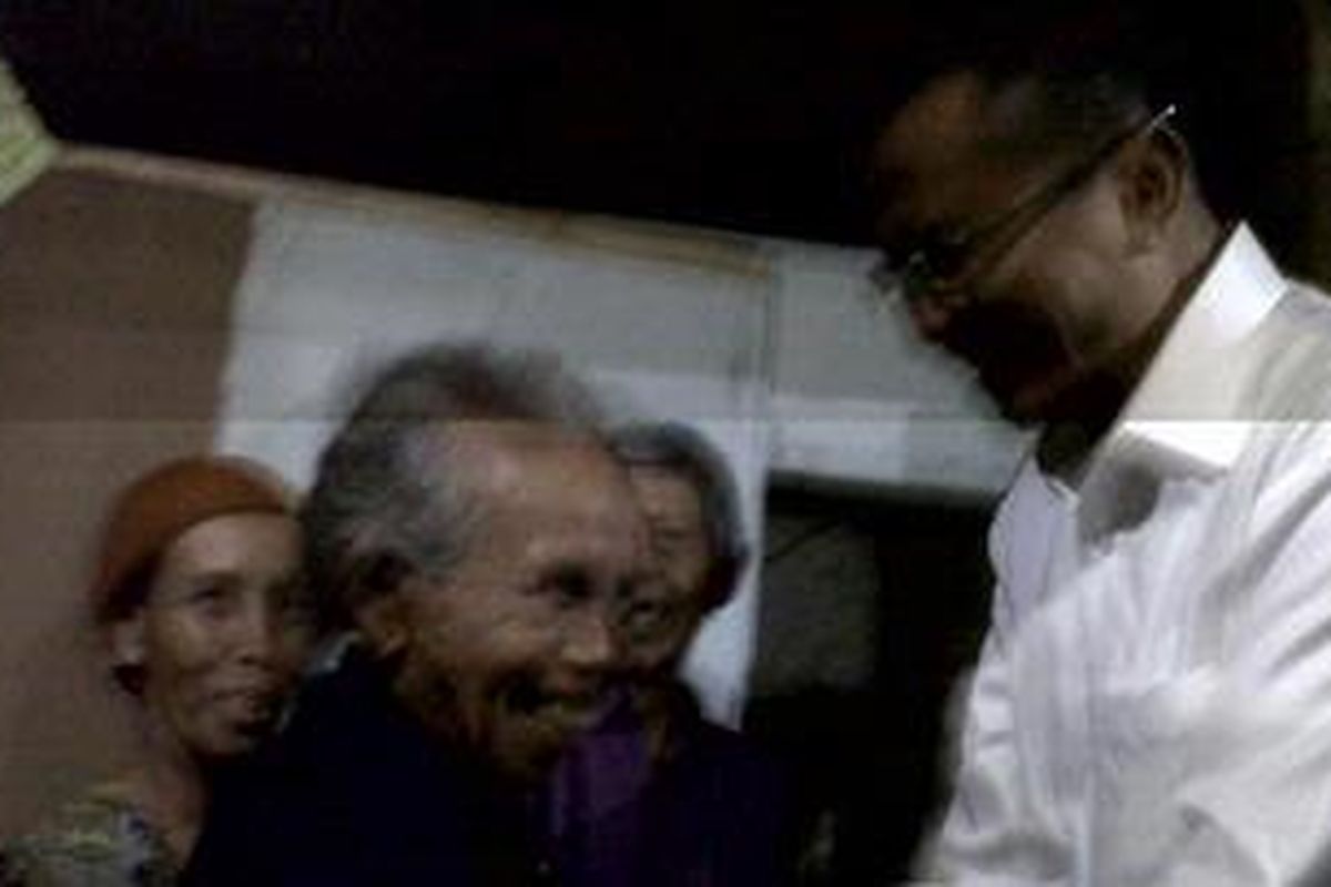 Menteri BUMN Dahlan Iskan menyalami warga Seworan, Triharjo, Wates, Kulon Progo, Daerah Istimewa Yogyakarta, Kamis (29/3/2012).