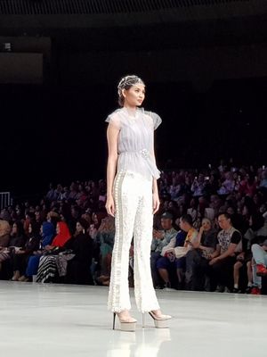 Koleksi Barli Asmara dalam kolaborasi dengan Wardah yang mengusung Sinar dan Pijar pada Indonesia Fashion Week (IFW) 2018, JCC, Jakarta, Sabtu (31/3/2018).