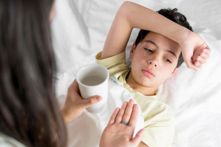 Banyak yang mengira flu (influenza) sama dengan pilek biasa. Padahal, influenza A dan B punya gejala lebih berat. Simak penjelasannya.