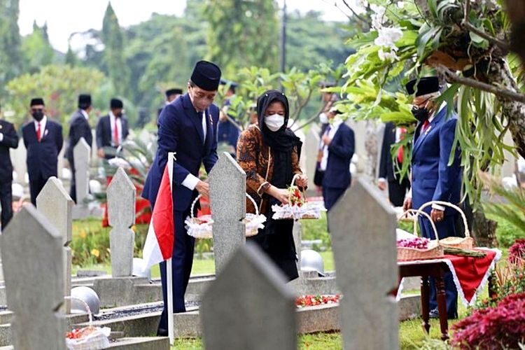 Ketua DPR RI Puan Maharani saat mengikuti Upacara Peringatan Hari Pahlawan di Taman Malam Pahlawan (TMP) Kalibata, Jakarta, yang dipimpin oleh Presiden RI Joko Widodo, Rabu (10/11/2021).
