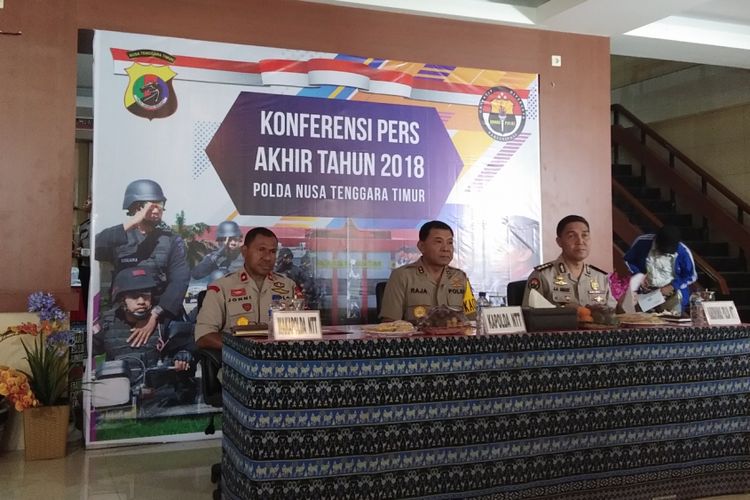 Kapolda NTT Irjen Pol Raja Erizman dan Wakapolda NTT Brigjen Johni Asadoma dan Kabid Humas Polda NTT Kombes Jules Abraham Abast, saat menggelar jumpa pers di Mapolda NTT, Senin (24/12/2018)