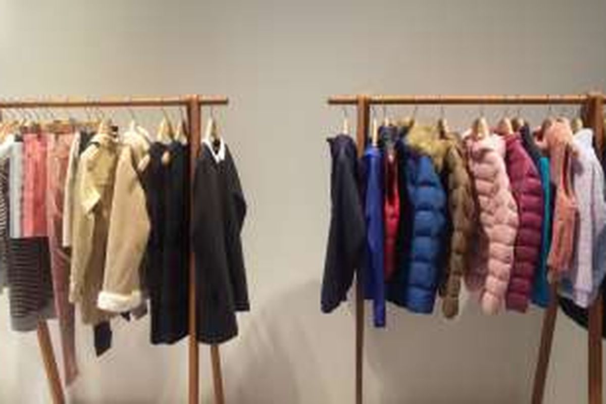 Koleksi busana musim gugur dan musim dingin terbaru Uniqlo dipamerkan pada Press Preview Uniqlo LifeWear Fall/Winter 2016 di Belle Salle Shibuya, Tokyo, Jepang, Kamis (26/5/2016).