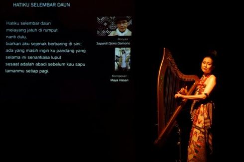Puisi Dibacakan dan Dinyanyikan, Maya Hasan Mendukung dengan Harpa