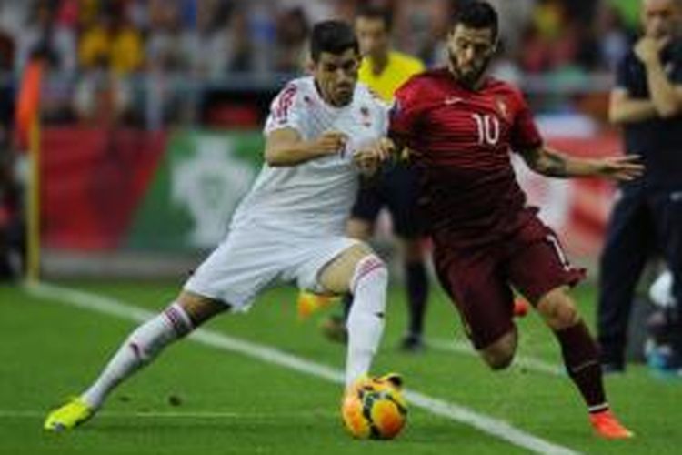 Penyerang Portugal, Vieirinha (kanan), mencoba melewati hadangan bek Albania, Elseid Hysaj (kiri), pada laga Kualifikasi Piala Eropa 2016 Grup I di Estadio Municipal de Aveiro, Aveiro, Minggu (7/9/2014).