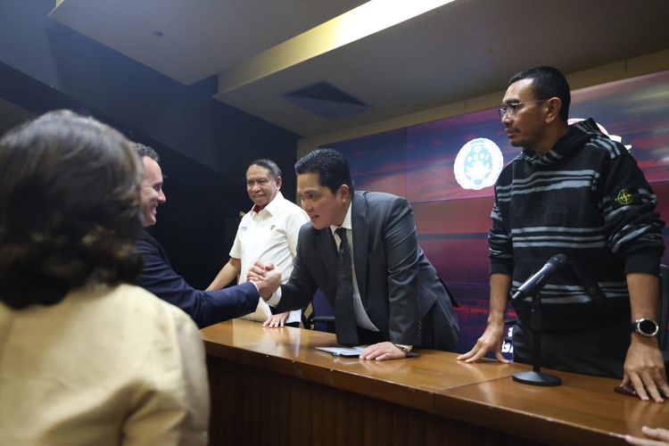 Ketua Umum PSSI, Erick Thohir, ketika hadir dalam sesi konferensi pers di Stadion Utama Gelora Bung Karno (SUGBK), Senayan, Jakarta, pada Rabu (25/5/2023). Dalam kesempatan itu, Erick Thohir berbicara soal tiket pertandingan Indonesia vs Argentina.