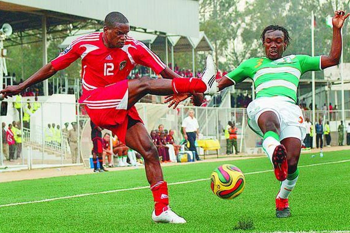 Pemain Malawi, Victor Nyirenda (kiri), dan pemain Pantai Gading, Arthur Boka, berebut bola pada laga penyisihan Piala Dunia 2010 di Stadion Kamuzu, Blantyre, Malawi, Sabtu (10/10).