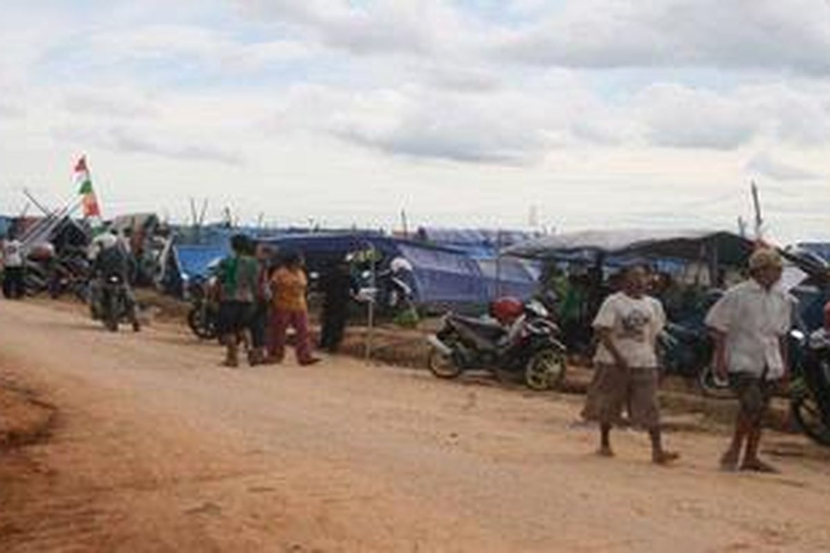 Warga yang kembali menduduki register 45 di daerah Tugu Roda, Kabupaten Mesuji, Lampung mendirikan ratusan tenda di lokasi izin Hak Pengusahaan Hutan Tanaman Industri PT Silva Inhutani Lampung itu, Minggu (25/12/2011). Padahal, di lokasi itu sudah dilakukan penggusuran pada September 2011 lalu.