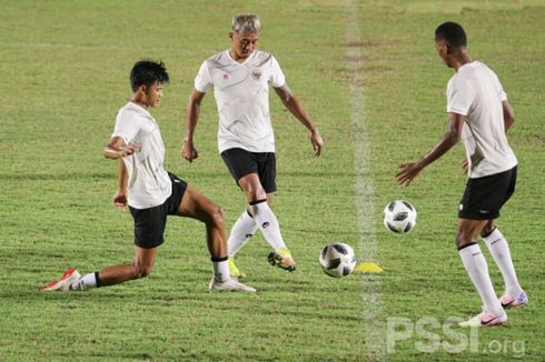 Cara Menghentikan Bola Menggunakan Kaki Bagian Dalam