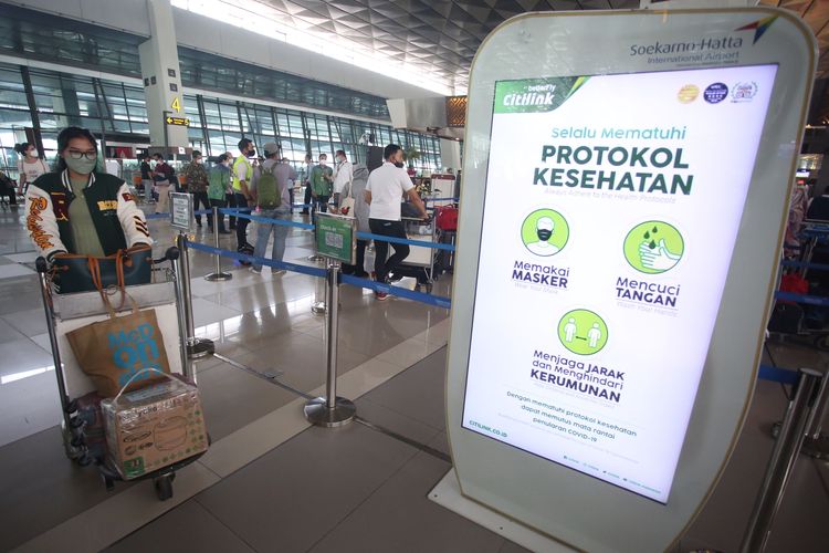 Calon penumpang menjalani tes kesehatan sebelum mendapatkan vaksinasi booster di Bandara Husein Sastranegara, Bandung, Jawa Barat, Minggu (17/7/2022). Pemerintah mulai memberlakukan kebijakan wajib vaksinasi ketiga atau booster COVID-19 sebagai syarat perjalanan dan masuk ke ruang publik pada hari ini, Minggu (17/7/2022) guna mengejar cakupan vaksin booster yang hingga saat ini baru mencapai 25,33 persen. ANTARA FOTO/Raisan Al Farisi/aww.