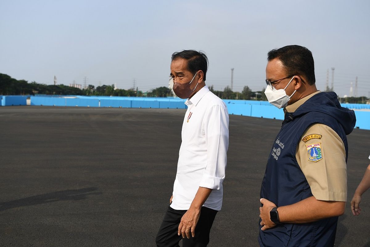 Presiden Joko Widodo (kiri) didampingi Gubernur DKI Jakarta Anies Baswedan meninjau Jakarta International E-Prix Circuit (JIEC) di Ancol, Jakarta Utara, Senin (25/4/2022). Presiden Joko Widodo meninjau secara langsung progres pembangunan serta persiapan di sirkuit tersebut. ANTARA FOTO/Sigid Kurniawan/YU