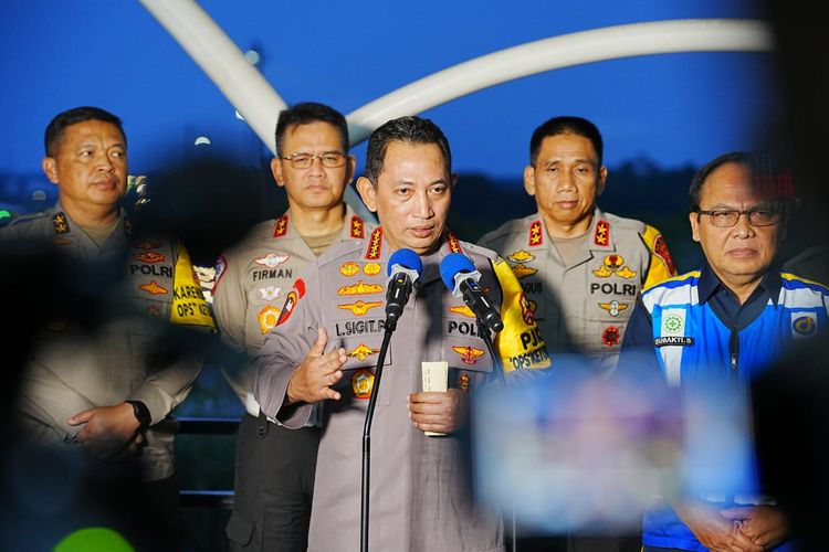 Kapolri Jenderal Listyo Sigit Prabowo saat meninjau arus balik di Km 72 Tol Cikampek, Selasa, (25/4/2023) malam.