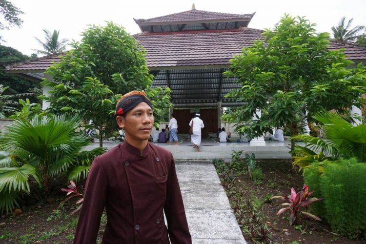 Seorang umat sedang melintasi pendopo Rumah Toleransi Jumat (23/2/2018)